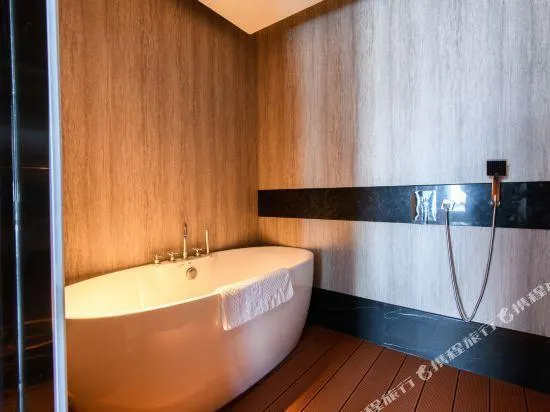 Man buGarden Hotel - Image 1