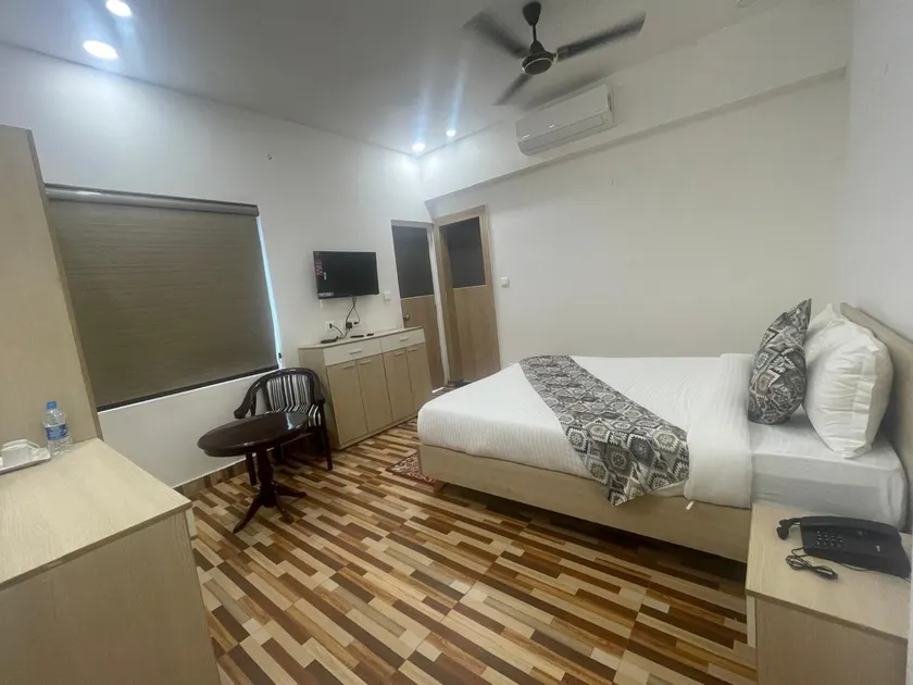 AURIC HOTEL - Image 1
