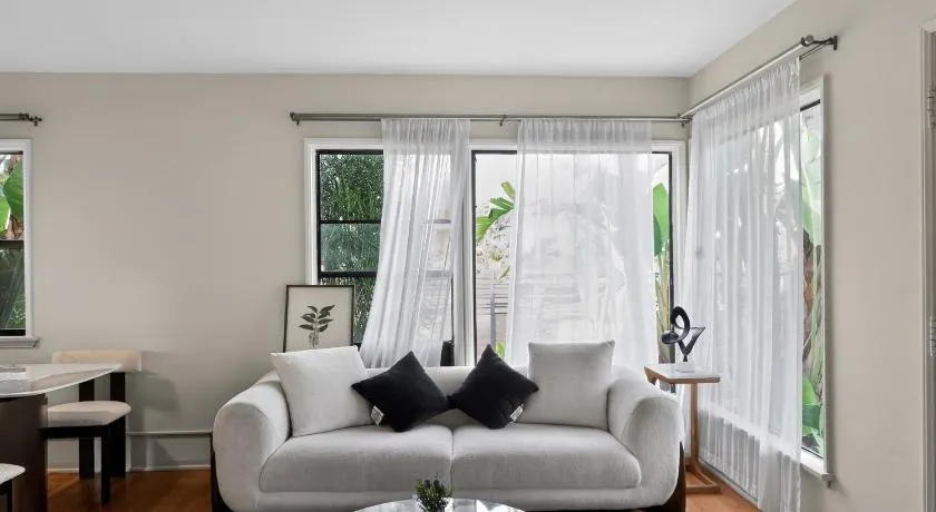 Stylish Suites 10 min to UCLA & Santa Monica - Image 1