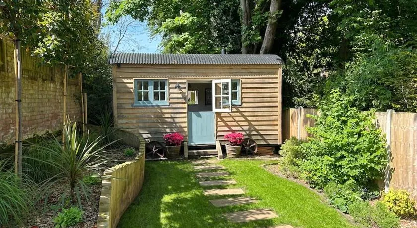 Shepherd's Hut at The Granary - Image 1