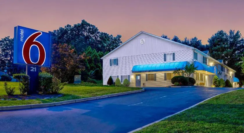 Motel 6 Bethel, CT - Danbury - Image 1