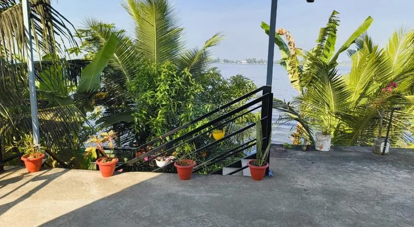 Kathoo's Lakeview Homestay - Image 1