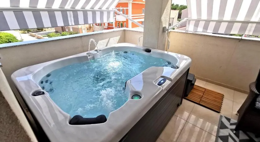 Central Apartment with Jacuzzi - Image 1