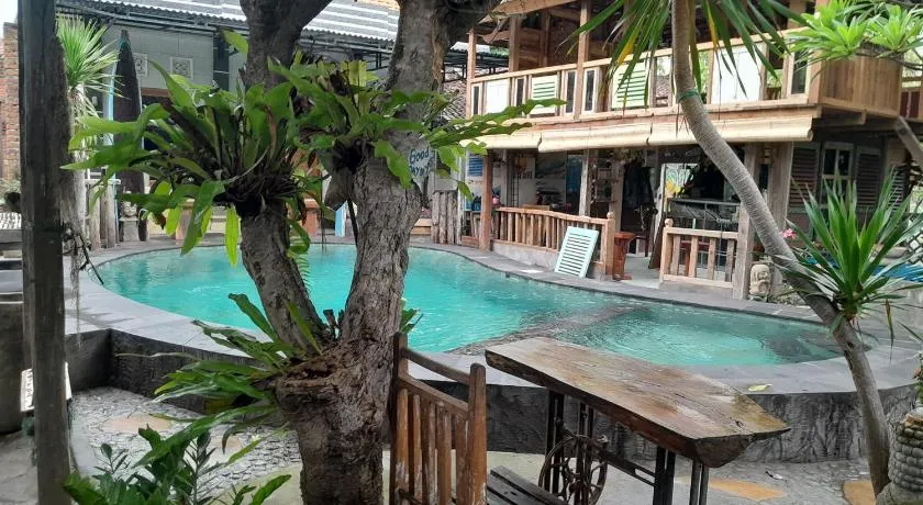 Sunrise Lodge & Lounge - Image 1