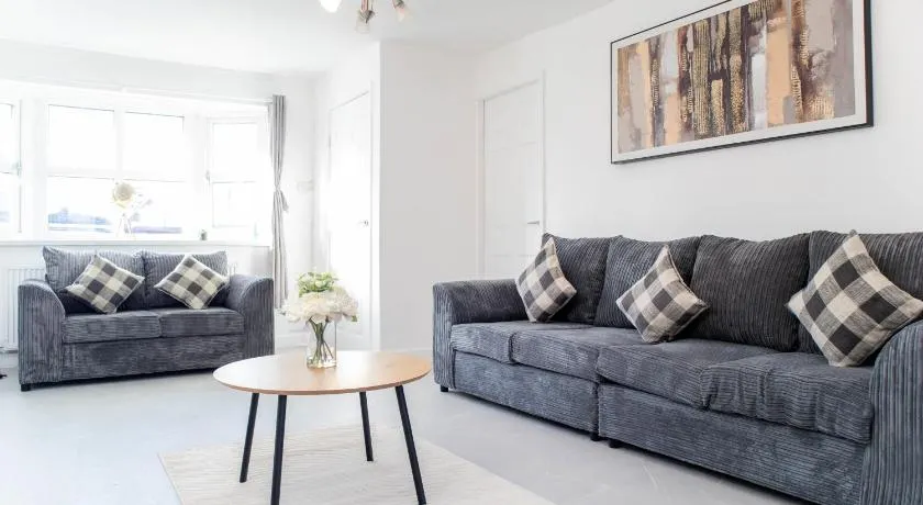 Big 4-Bed House in Haydock Ideal for Work Crews - Image 1