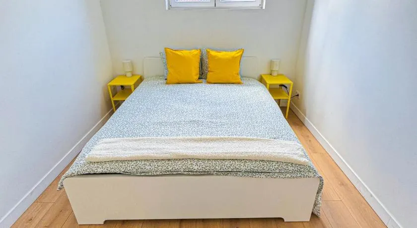 Modern 1BR & 1LR Apartment, 10 min Walk to City Center - Image 1