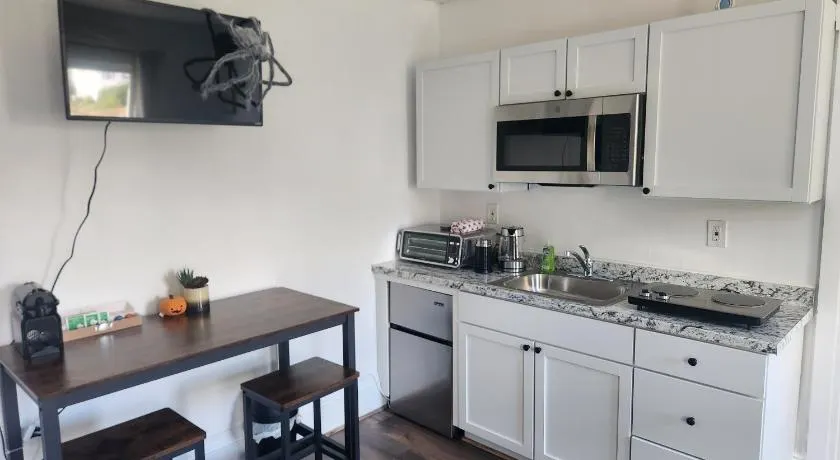 Street side studio apartment - Image 1