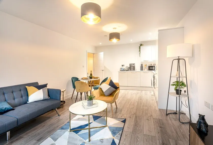 Cosy 2-Bed Apt w/Parking, nr Harry Potter & London - Image 1