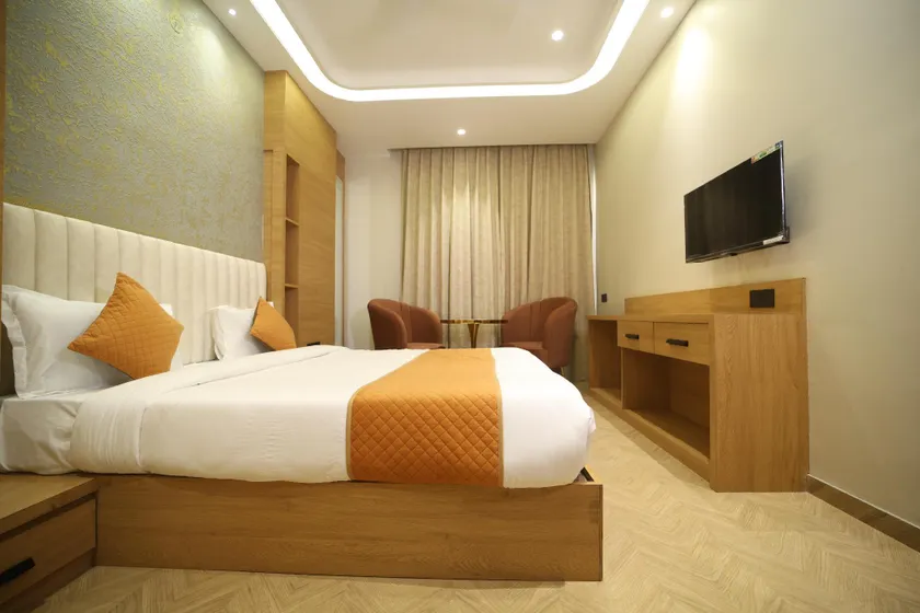 Elight Inn Hotel - Image 1