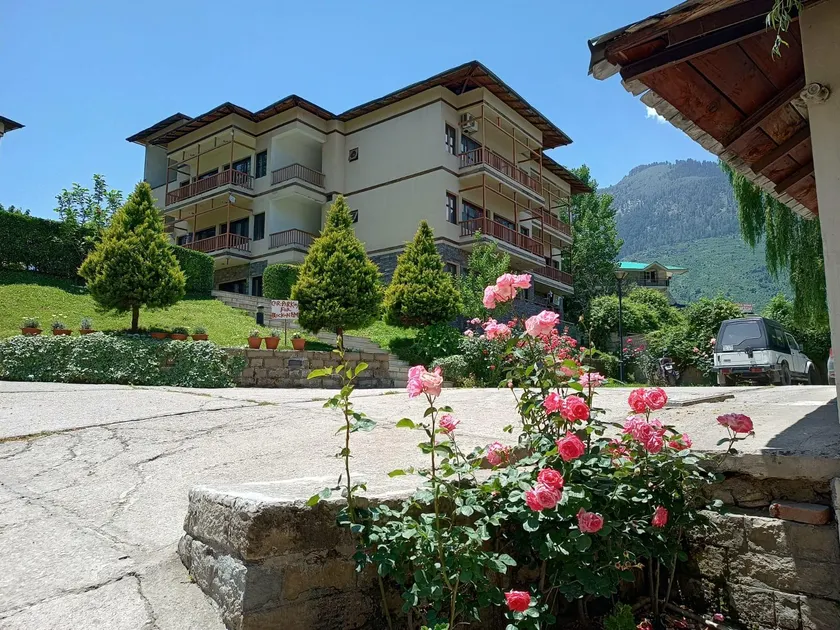 Two Bedroom Apartment, parking ,pristine snow view - Image 1