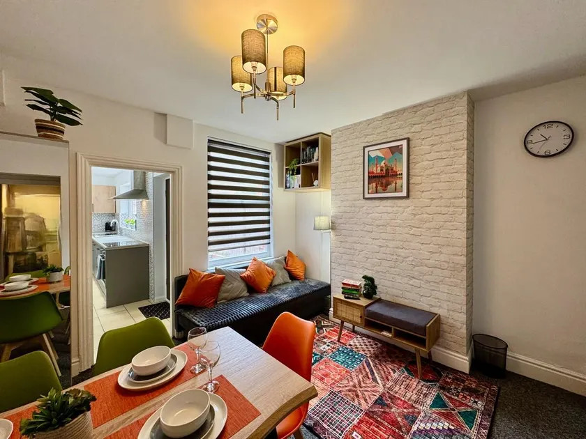 Radford House Spacious Stay for 8 Work Trips or Breaks - Image 1