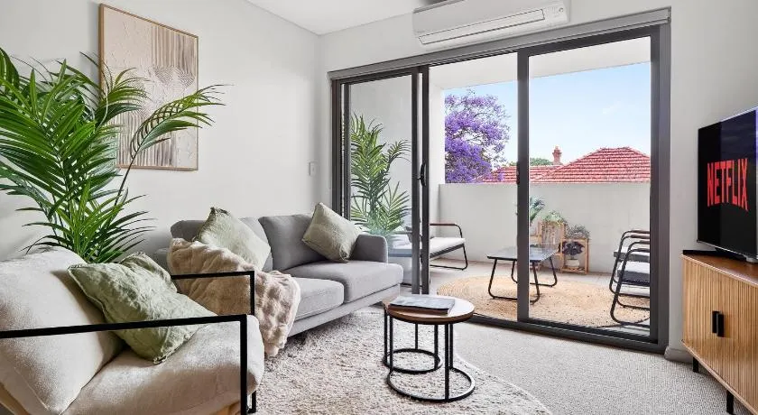 Stylish Retreat Balcony Parking City Access - Image 1