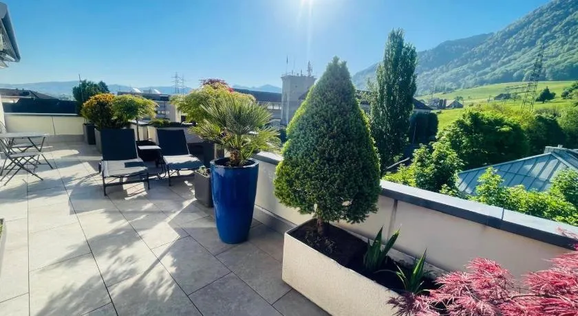 Grosse Terrasse mit Privatsphäre & Aussendusche - Image 1