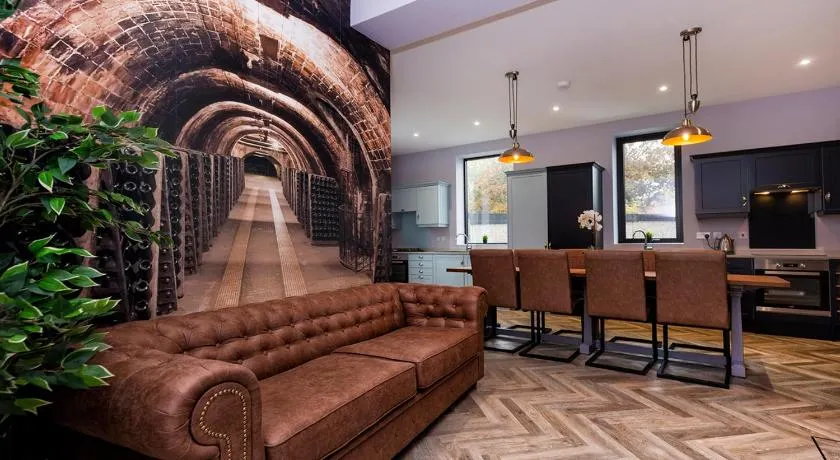BOOTique House - Luxury Group Accommodation for 12 - Image 1