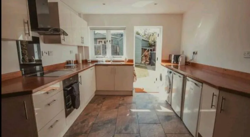 Charming 2 Bedroom Cottage mid town on quiet road, sleeps 4 - Image 1