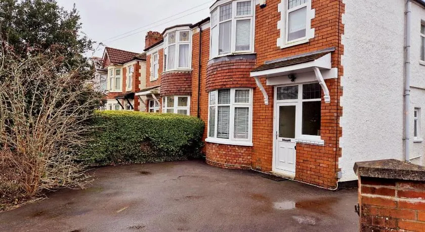 Spacious house with parking in excellent location - Image 1
