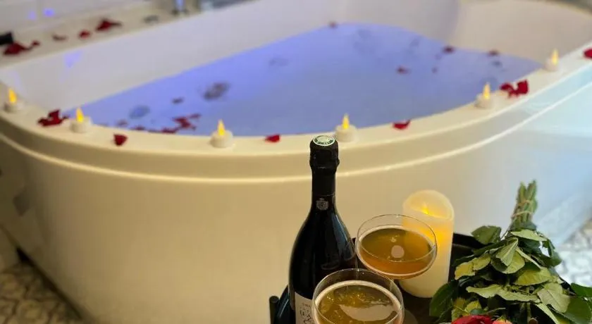 Nuit Magique Love room avec Jacuzzi Privé Nantes - Image 1
