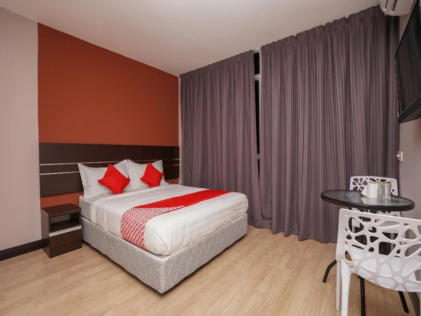 OYO 1043 Get Inn Hotel Sendayan - Image 1