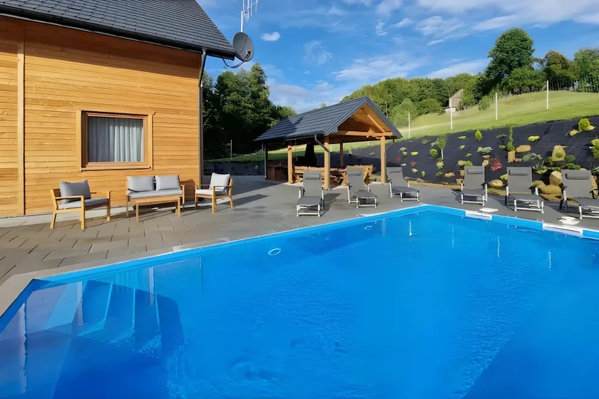 Casa en Wiśniowa con piscina y bosque - Image 1