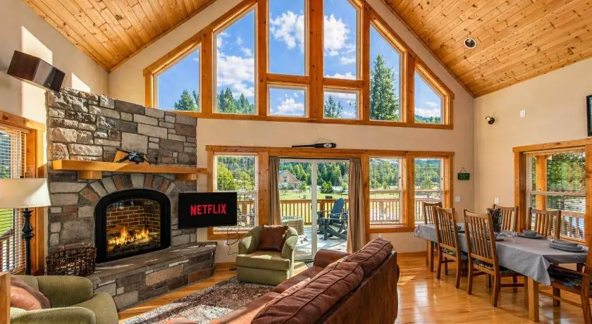 Peterson Acres 3 Bedroom Home by NW Comfy Cabins by RedAwning - Image 1