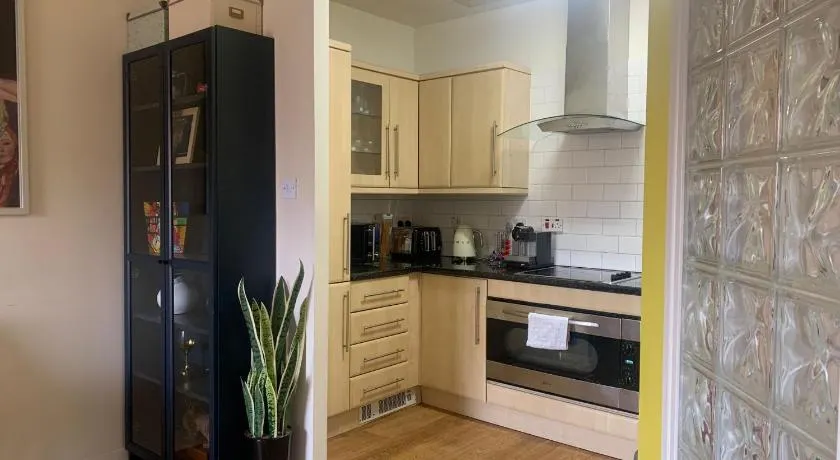 Stylish 2BR Apartment in Leeds City Centre with Town Hall Views - Image 1
