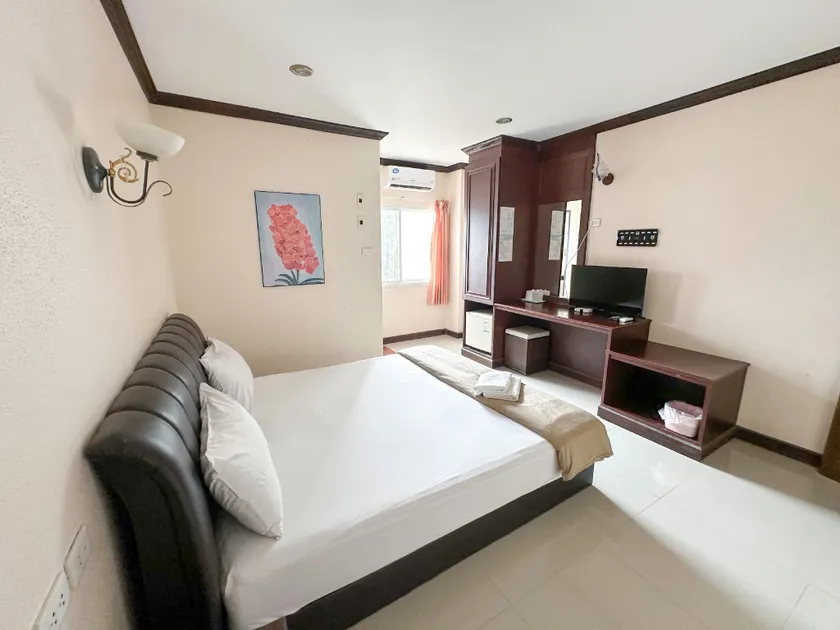 Baiboon Grand Hotel - Image 1