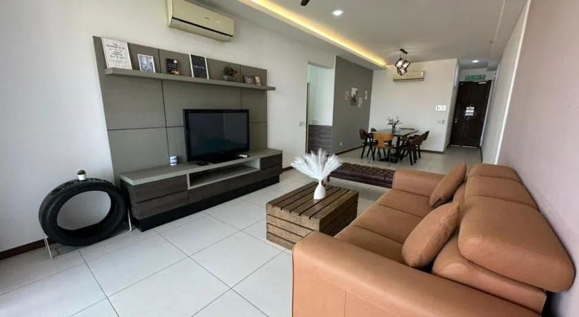 Spacious Comfy 8pax, 3 Bedroom, 2 Car Park, The Landmark - Image 1