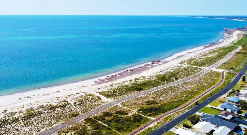 Marine Holiday Home - Geographe - Image 1