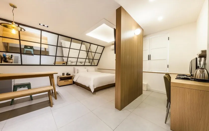 Jamsil Funny Hotel - Image 1