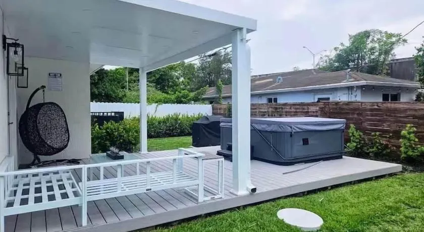 Spacious Villa with Hot Tub Near MIA Sleeps 12 - Image 1