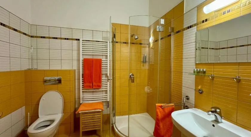 Hotelový a jezdecký areál Dvůr Krutěnice - Image 1