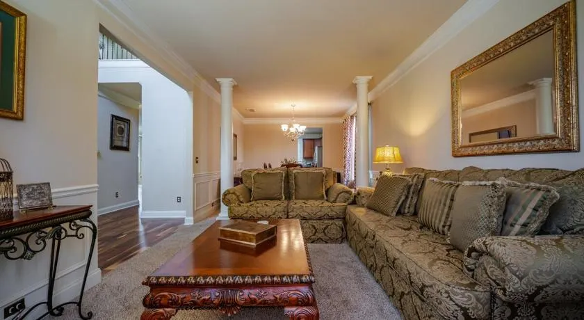 Modern 5BR Retreat with Office Fully Furnished - Image 1