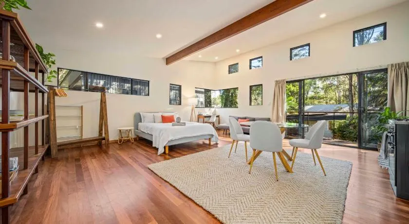 Beautiful high-set studio close to beach - Image 1