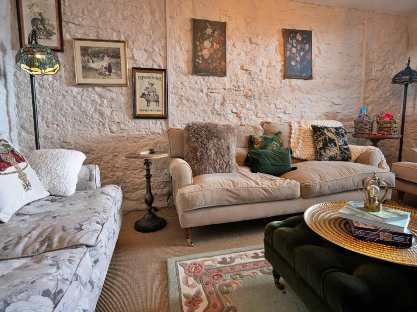 Farmhouse in Staffordshire with Hill Views - Image 1