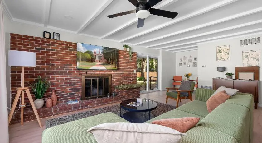 The Bauhaus - 4BR,3BA ,Families , Ample Parking - Image 1