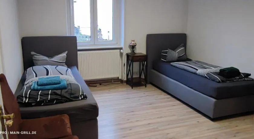 Große Monteurwohnung André bei Würzburg bis 6 Personen mit eigenen gratis Parklätzen und Grill und WLAN 3x Schlafzimmer - nur Einzelbetten - Image 1