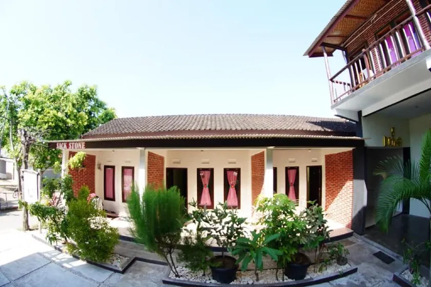 Watukarung Sackstone Guesthouse - Image 1