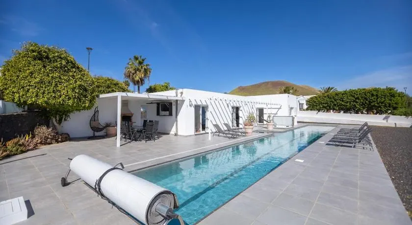 Casa Conil Private 25m Heated Pool with Hydraulic Mobility Lift - Image 1