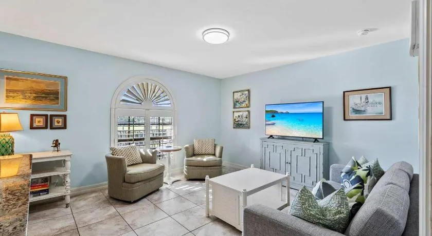 Le Monaco - 1 BR Romantic Condo! Getaway Steps from 5th Ave S Stylish Coastal Retreat with King Bed Beach Access and Prime Location, Near Dining Shopping and Sunset Views! - Image 1