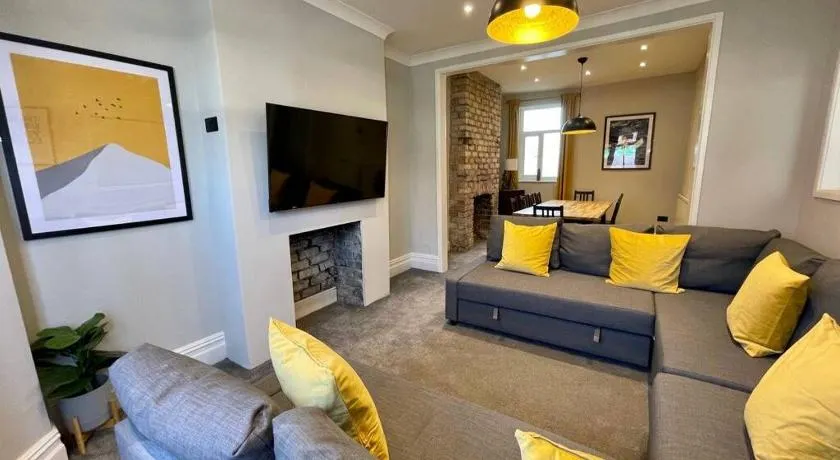 Large House near Victoria Park For Groups, 10 mins bus to City Centre - Image 1