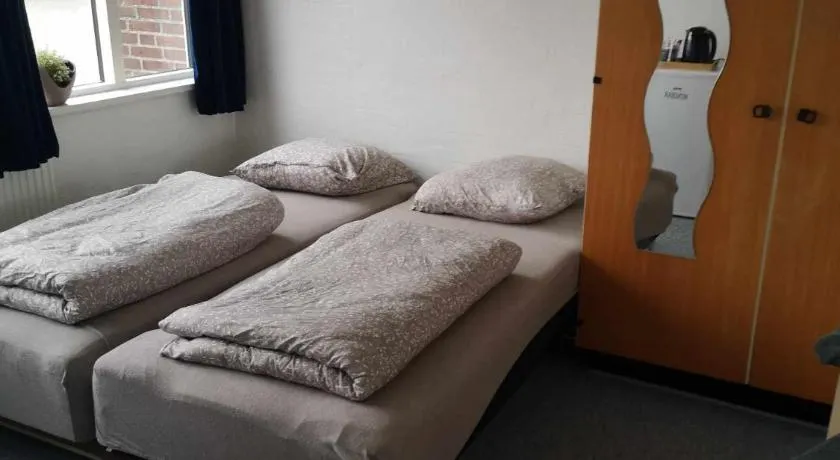2 værelser m minikøkken brusekabine og toilet 4 prs - Image 1
