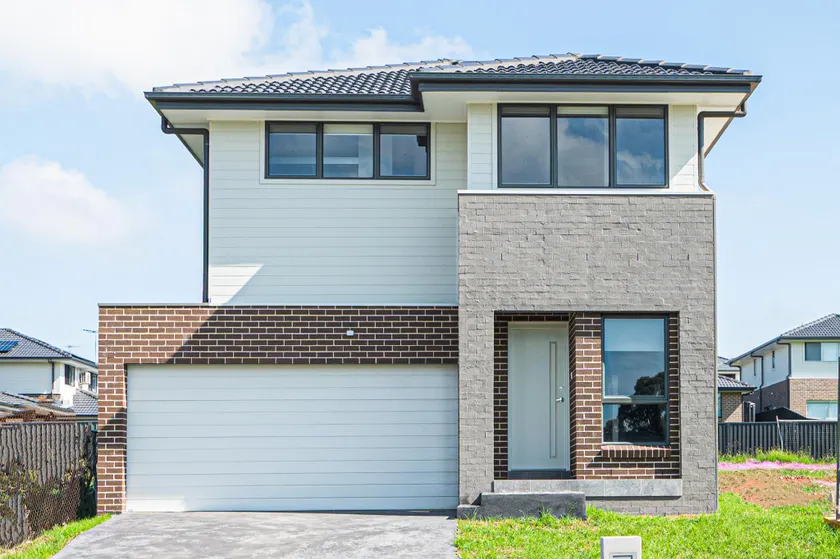 Warm cozy 5Br house near train station & Coles - Image 1