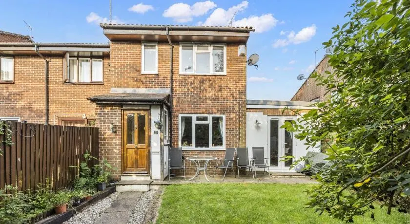 Secret Garden with Free Parking - Image 1