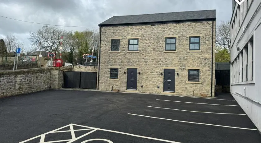 Newly constructed 3 bed town house next to the canal with Private Car Park - Image 1