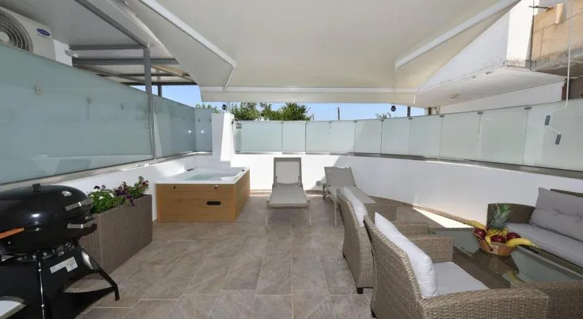 A comfy studio with hot tub - Image 1