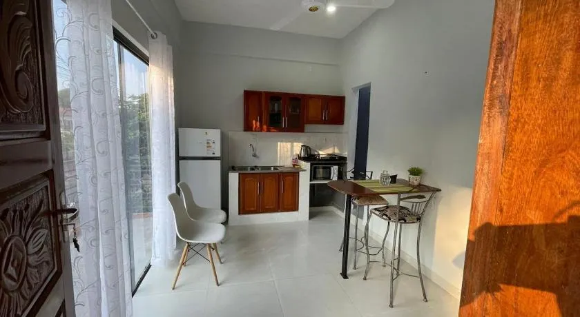 Apartamento minimalista con balcón - Image 1