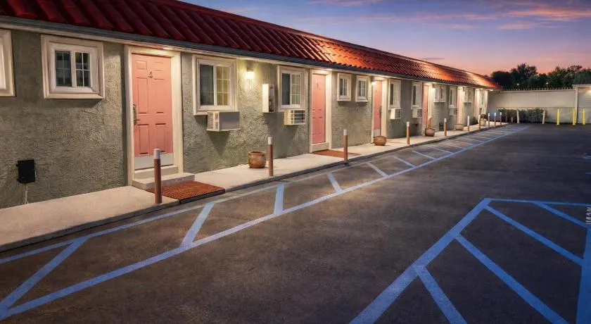 Carlton Motel - Image 1