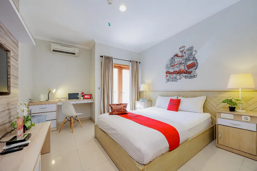 RedDoorz Premium near Ragunan Zoo 2 - Image 1