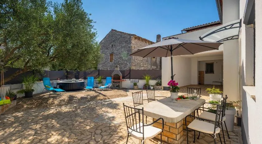 Romantisches Ferienhaus mit Jacuzzi, BBQ, WiFi - Image 1