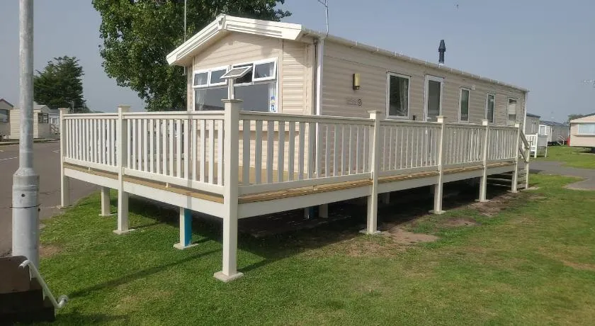 8 Bed Sun Decked Caravan Unlimited High speed Wifi and fun at Seawick Holiday Park - Image 1